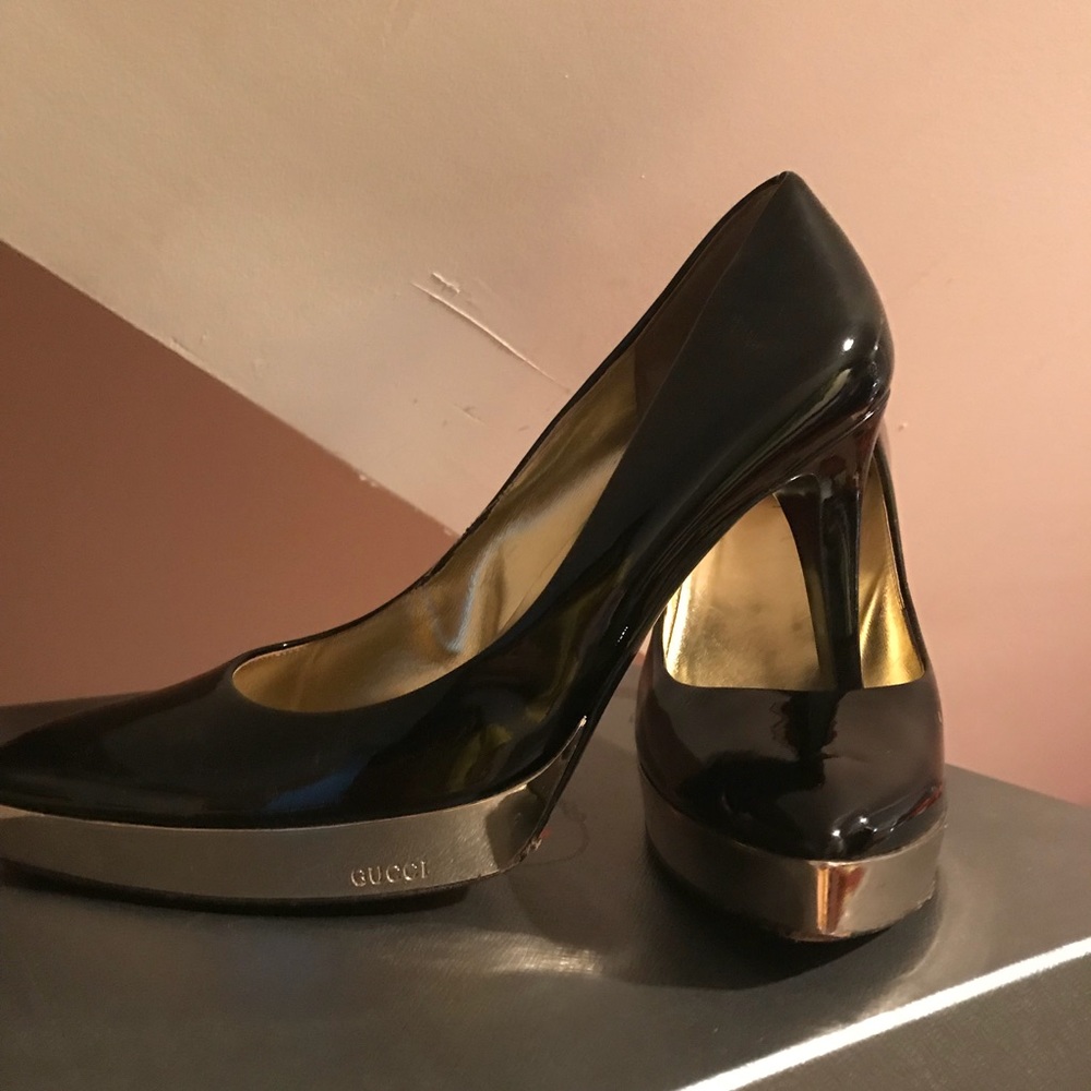 AUTHENTIC GUCCI GOLD POINTED PUMPS( final price)